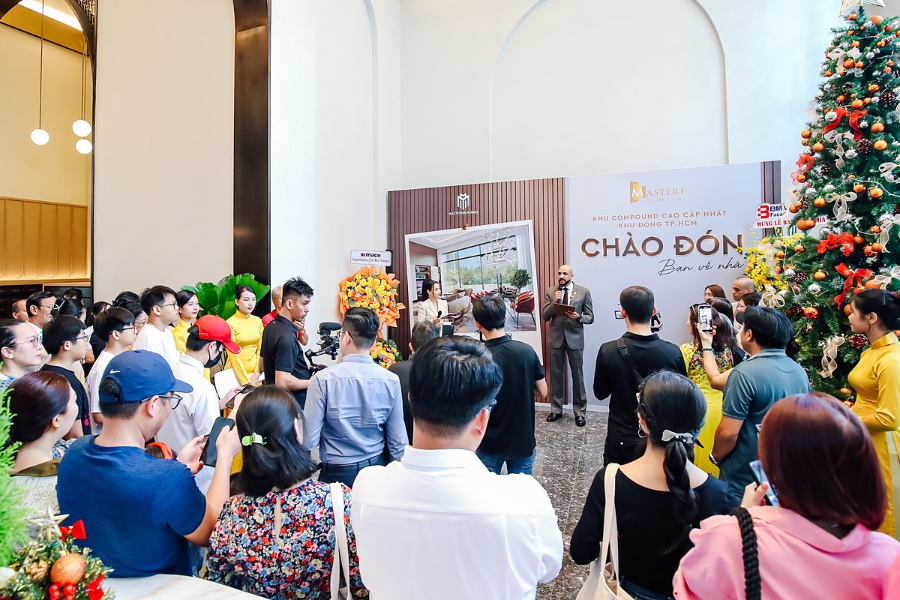 Lễ bàn giao chính thức diễn ra vào sáng 23/12 với sự tham gia của hàng trăm cư dân đã và sẽ nhận nhà.