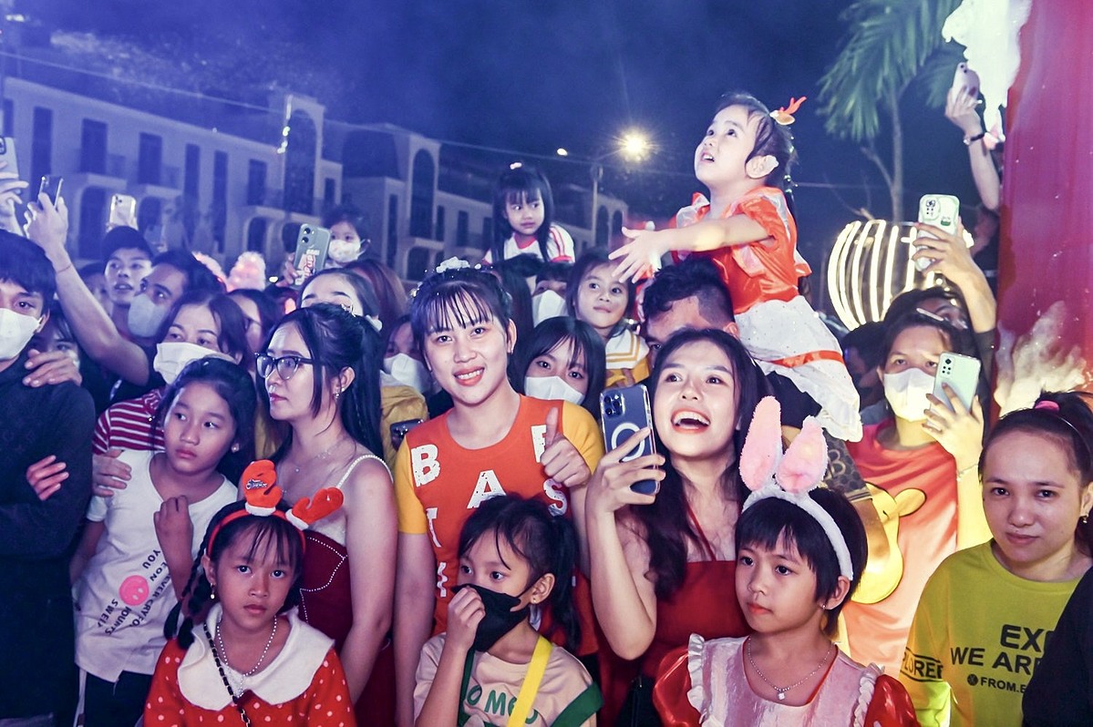 Nụ cười rạng rỡ, vui tươi của người dân Đức Hòa khi thưởng thức các tiết mục trong chương trình.