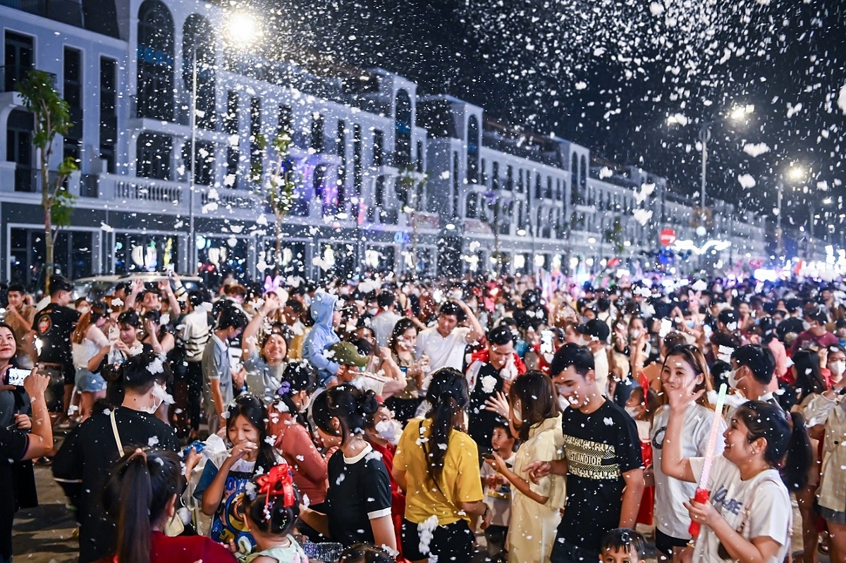 Người dân háo hức đón từng đợt “mưa tuyết”.