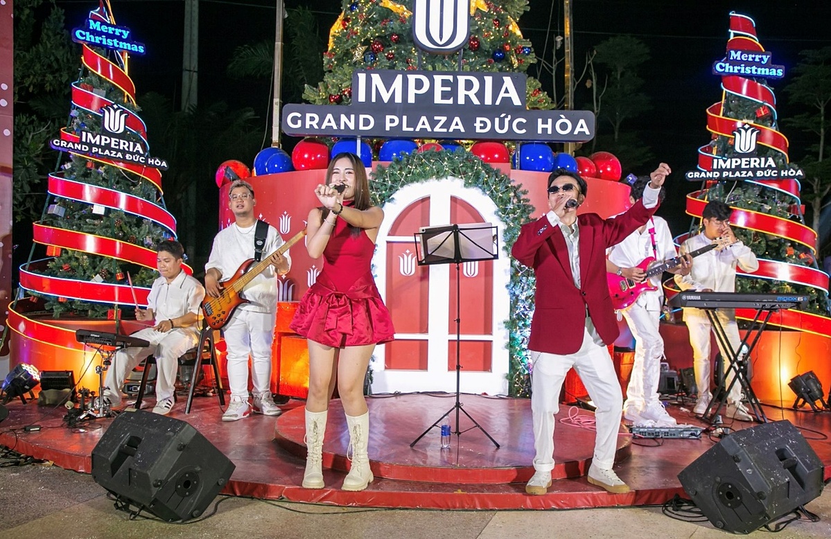 Các nghệ sĩ làm nóng sân khấu với âm nhạc sôi động.