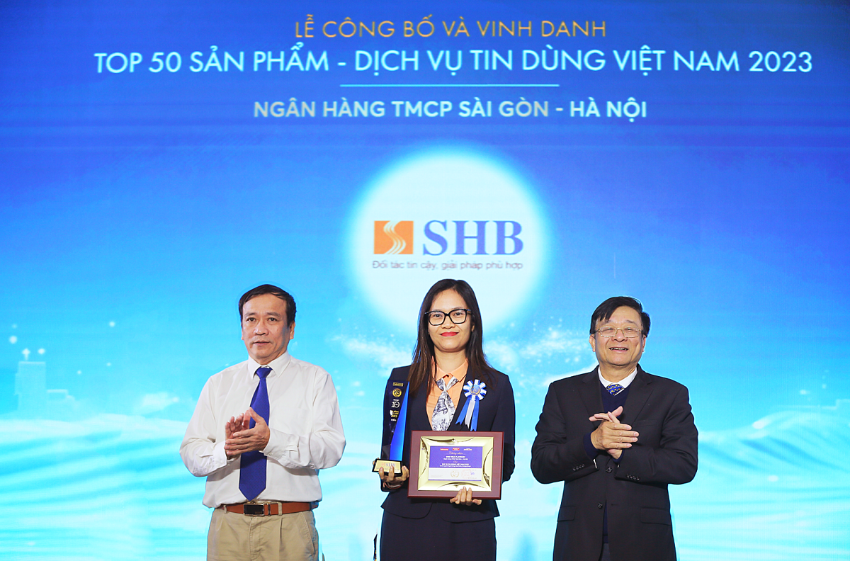 Bà Đoàn Thái Thanh Thủy - Giám đốc Trung tâm Phát triển sản phẩm Khách hàng cá nhân, đại diện SHB nhận giải thưởng Top 50 Sản phẩm - Dịch vụ Tin dùng Việt Nam 2023.