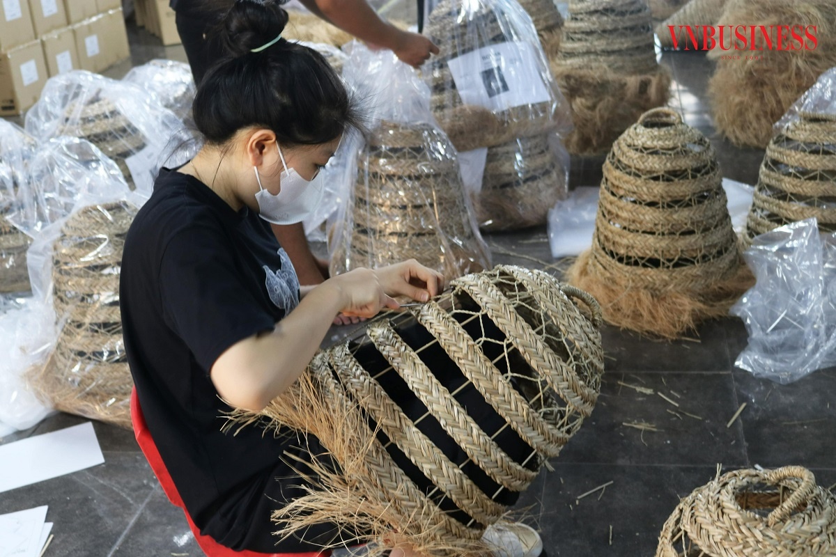 Sản phẩm của HTX Sản xuất thủ công mỹ nghệ Minh Châu được làm thủ công hoàn toàn, đảm bảo được tính chất thân thiện với môi trường, dễ tiêu hủy.