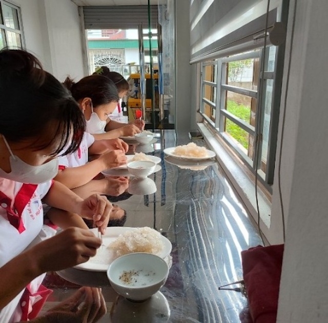 HTX Yến sào Huân Hòa đang có 10 nhân công lao động làm việc thường xuyên, thu nhập bình quân 6-8 triệu đồng, tùy vào tay nghề của từng người.