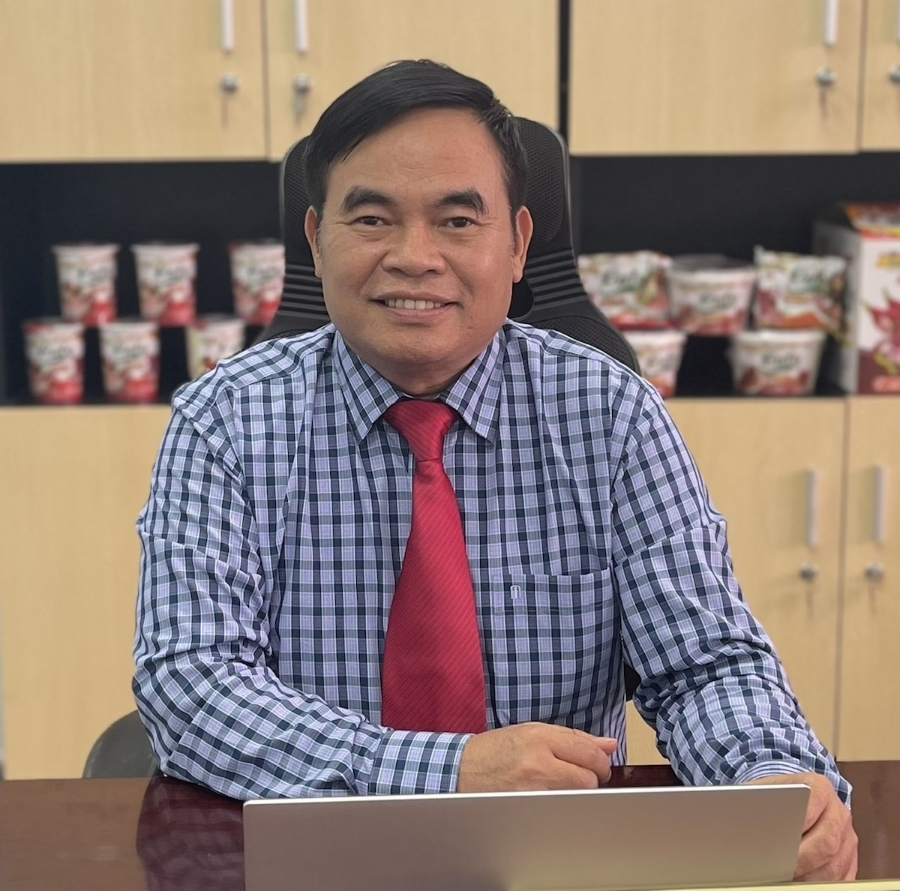 Ông Lê Quang Huy, Phó Chủ tịch Hiệp hội Thanh long Bình Thuận, Chủ tịch HĐTV Công ty TNHH Caty Food không giấu niềm hạnh phúc khi nhiều người hát bài hát do mình sáng tác.