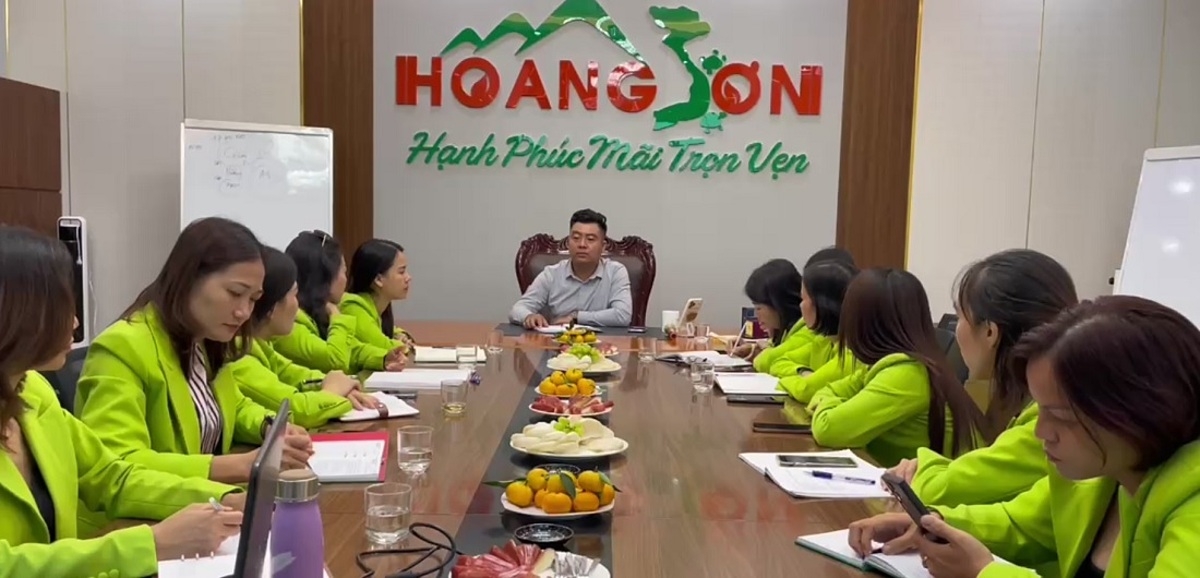 Ông Nguyễn Văn Quân họp nhắc nhở và cảnh báo tới cán bộ nhân viên Công ty trong ngày 03/11/2023.