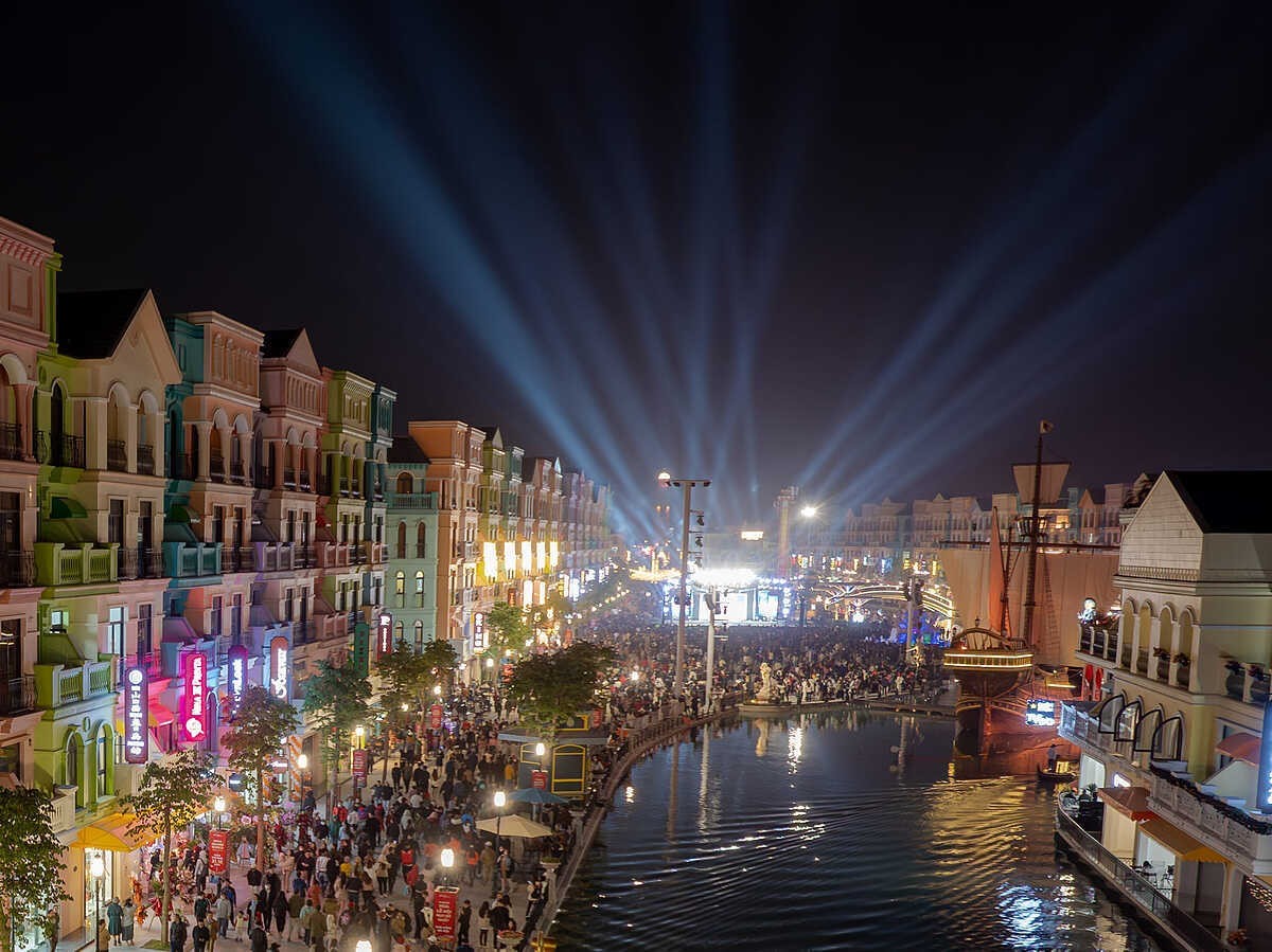 Cư dân Ocean City và du khách ùn ùn kéo về Grand World Hà Nội ngày khai trương.