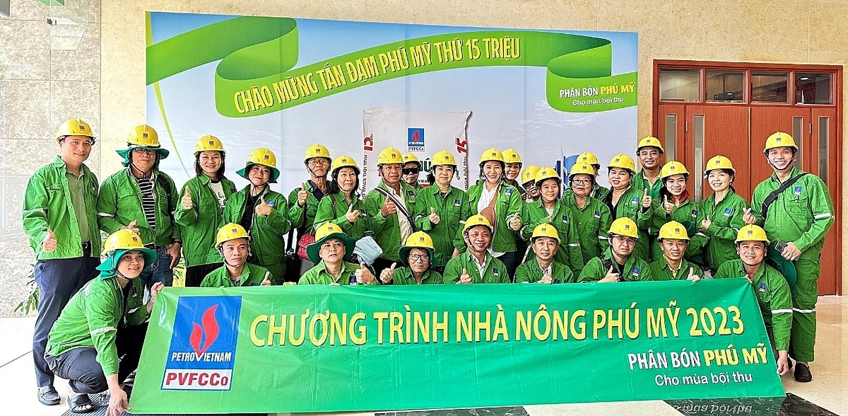 Đoàn khách hàng tiêu biểu chương trình nhà nông Phú Mỹ 2023 chụp ảnh.