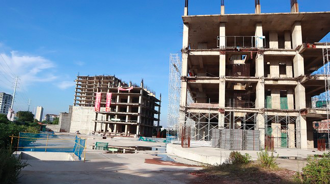 Dự án Usilk City do Công ty Cổ phần Sông Đà Thăng Long làm chủ đầu tư bỏ hoang cả thập kỷ khiến hàng nghìn người rơi vào cảnh khó khăn, bức xúc suốt nhiều năm qua.