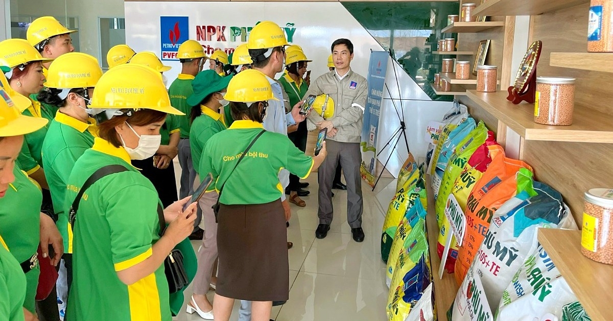 Các khách hàng đi tham quan nhà máy.