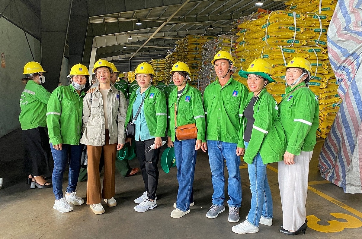 Các khách hàng tiêu biểu chụp ảnh tại nhà máy.