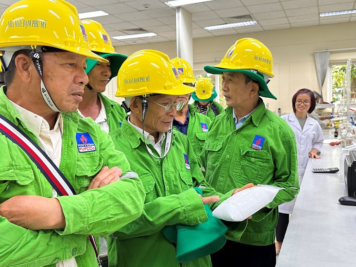 Các đoàn được tham quan các xưởng sản xuất của nhà máy, khu điều hành trung tâm và được các kỹ sư giới thiệu tổng quan về nhà máy.