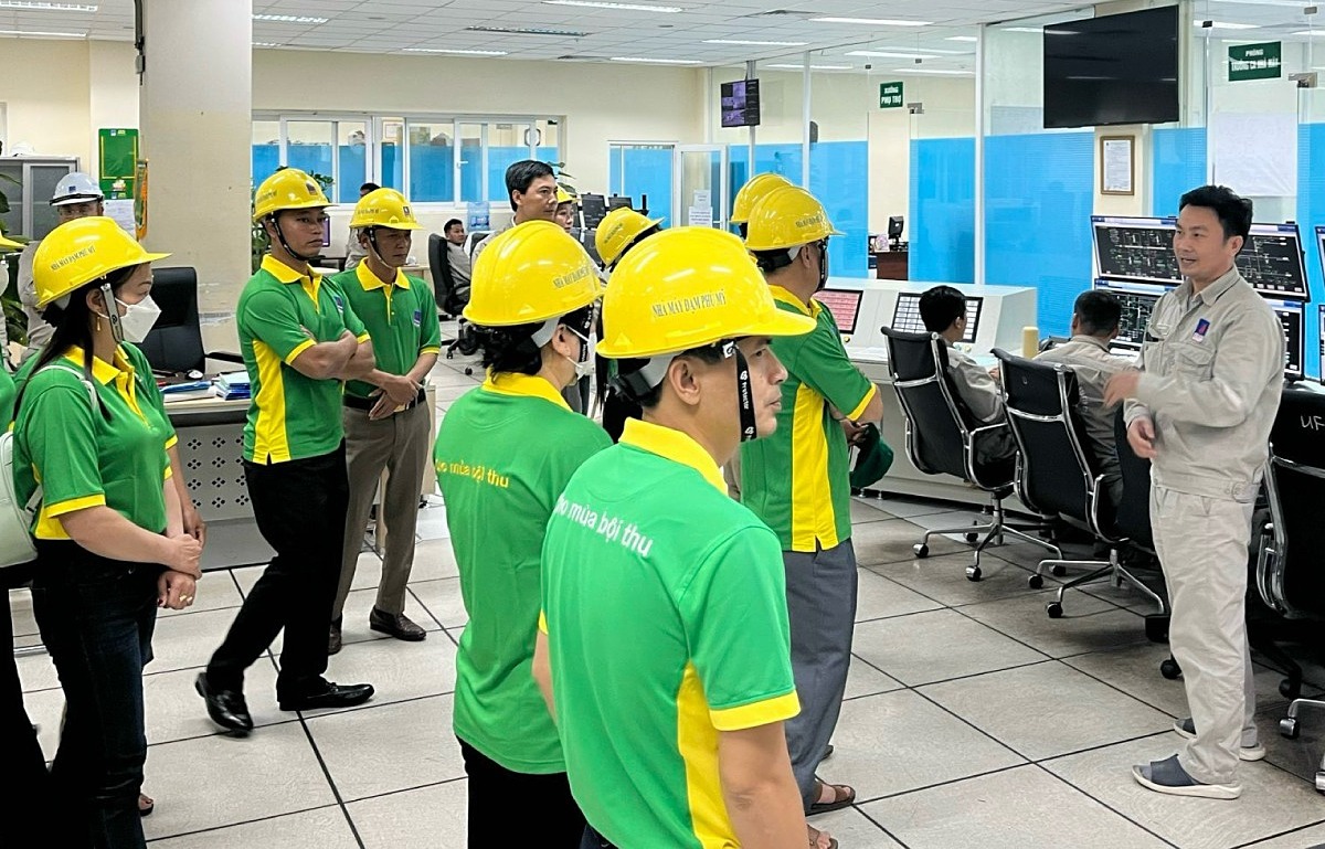 Các khách hàng tiêu biểu tại khu vực Thái Nguyên được mời đến tham quan nhà máy.