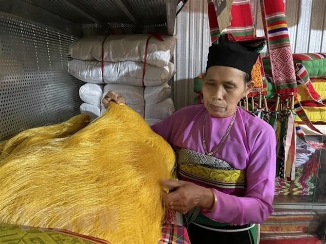 HTX Dệt thổ cẩm làng Nhỏi tạo việc làm thường xuyên cho gần 40 lao động là các chị em phụ nữ trong xã, với mức thu nhập trung bình 3-5 triệu đồng/người/tháng.