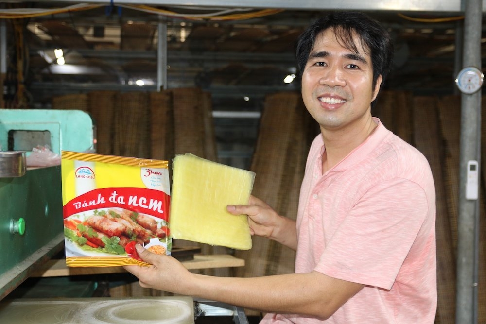 Anh Nguyễn Văn Định giới thiệu về sản phẩm bánh đa nem mang thương hiệu Hà Nam.