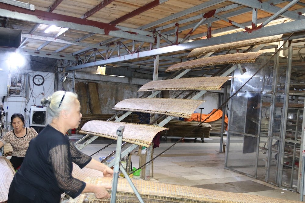 Bánh đa nem được sản xuất trên dây chuyền khép kín đảm bảo an toàn vệ sinh thực phẩm.