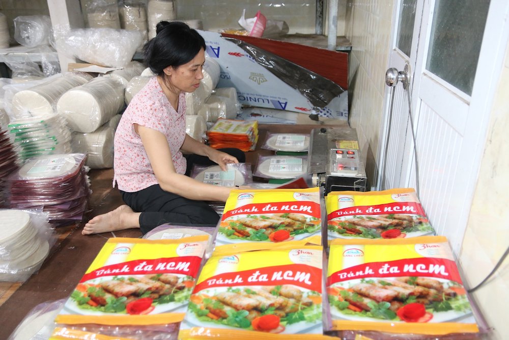 Quy trình đóng gói sản phẩm bằng máy gia nhiệt chuyên nghiệp.