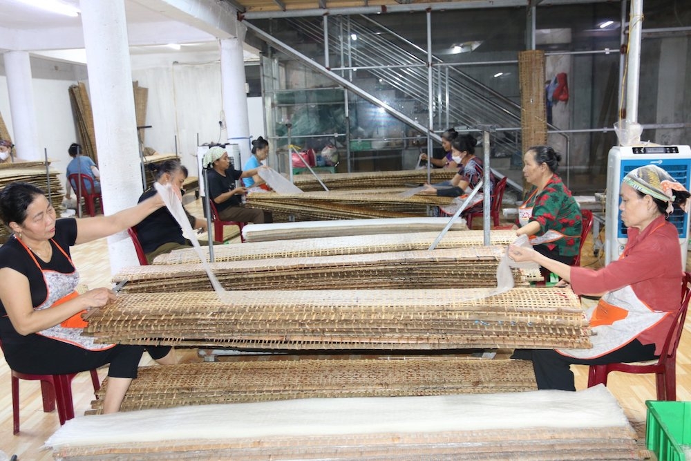 Nguyên liệu chính để tạo nên những tấm bánh thơm ngon là gạo tẻ nhưng phải được chọn lọc kỹ càng từ loại gạo ngon nhất.