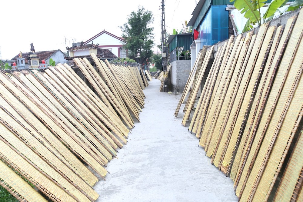 Bánh đa nem làng Chều được phơi sớm để đón sương, tạo sự thơm ngon độc đáo.