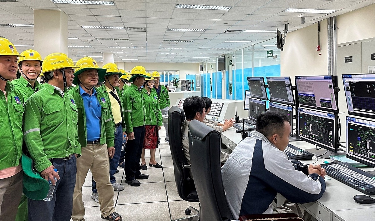 Các khách hàng tham quan khu điều khiển trung tâm.