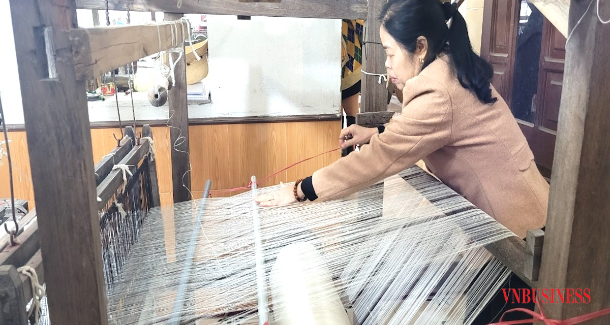Chiếc khung cửi có thâm niên hơn trăm tuổi.