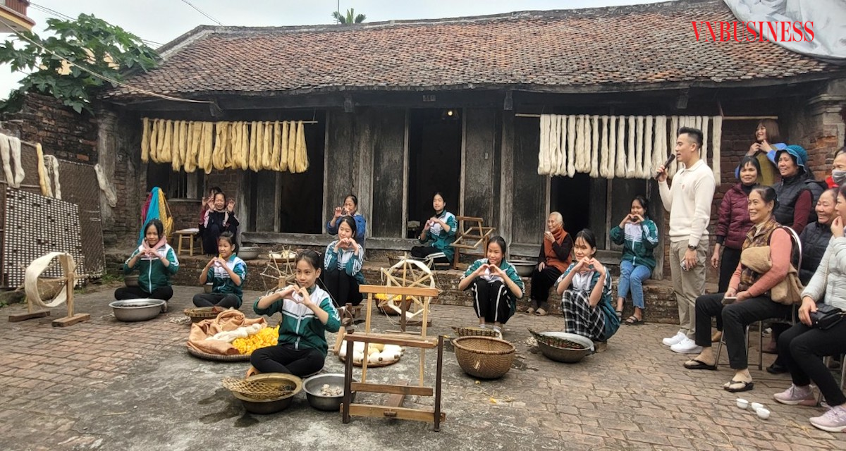Cuộc thi kéo đũi của nghệ nhân nhí.