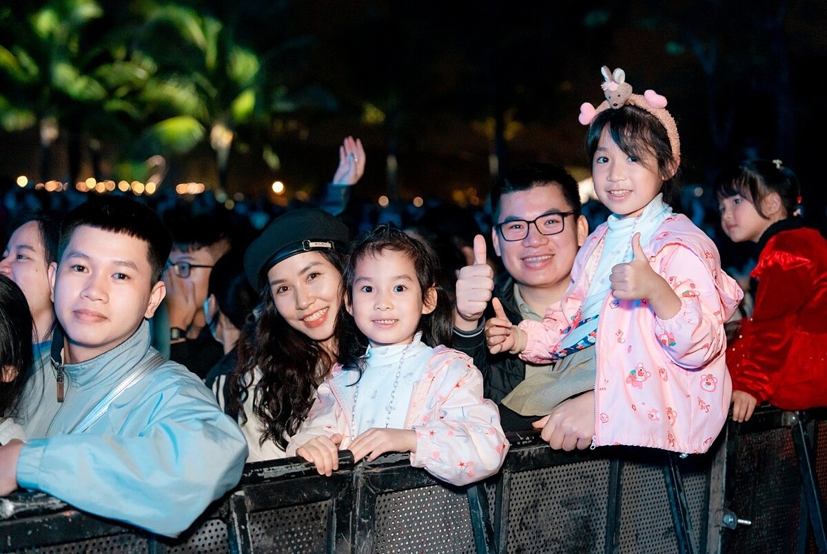 Cư dân và khách tham quan có những phút quây quần bên gia đình, người thân để cùng đón chào năm mới.