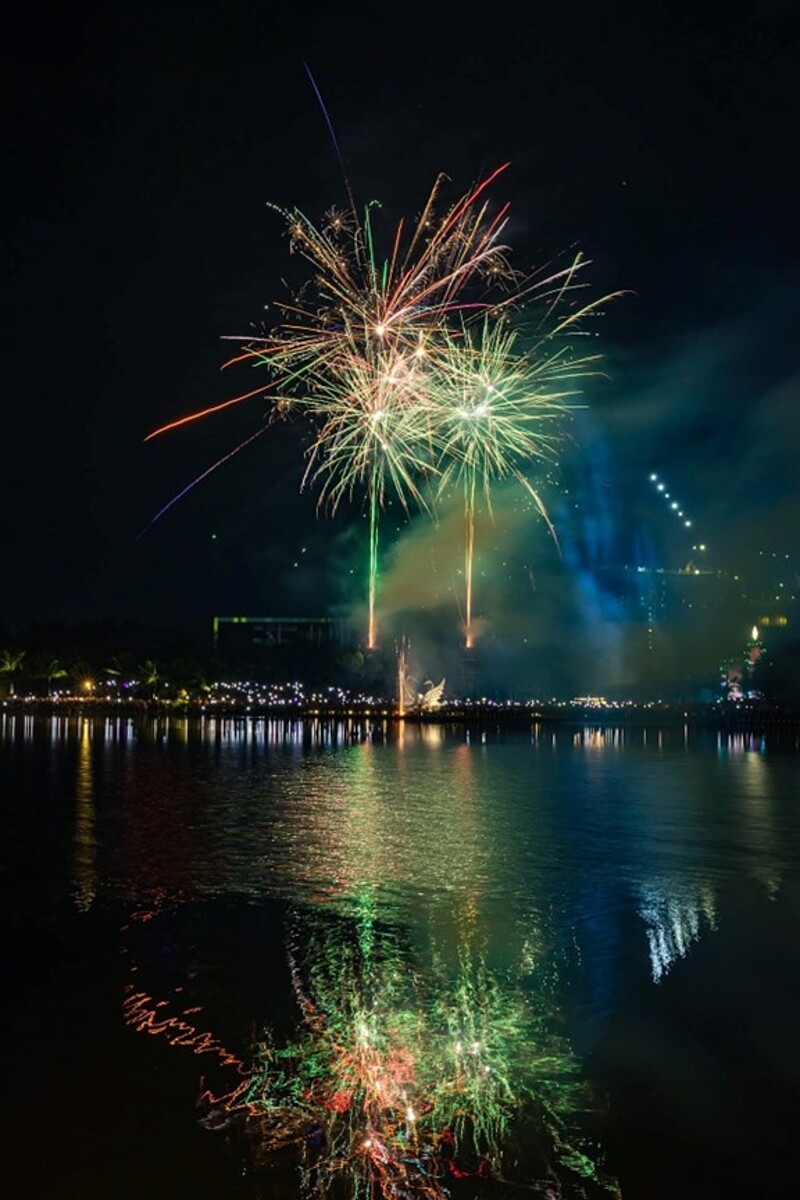 Đúng 12h, màn pháo hoa mãn nhãn cùng với giai điệu quen thuộc Happy New Year vang lên như một lời chúc mừng năm mới đầy trọn vẹn mà chủ đầu tư dành cho các cư dân của thành phố triệu cây xanh Ecopark.
