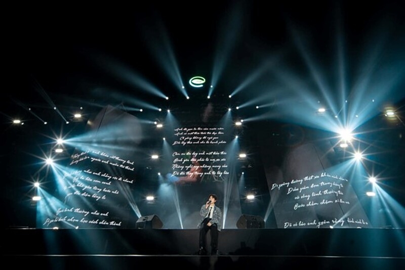 Vũ Cát Tường phiêu với những ca khúc cảm xúc tại sự kiện.