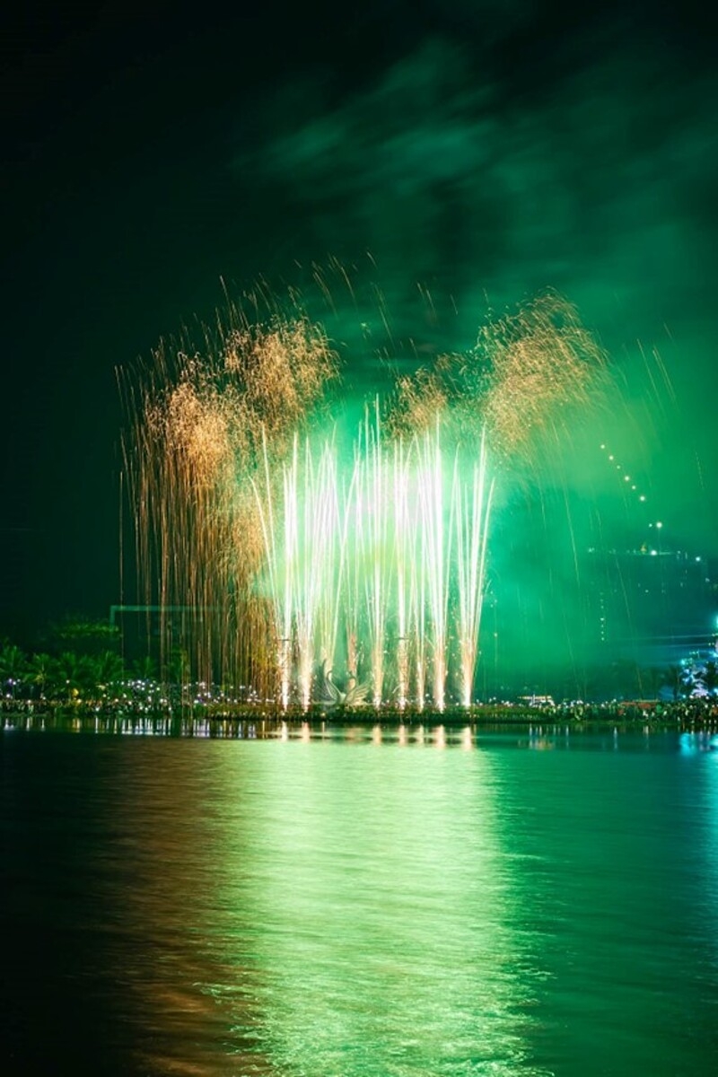 Màn phào hoa chào mừng năm mới đặc sắc.