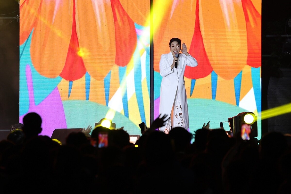 Diva Mỹ Linh biểu diễn và giao lưu cùng khán giả.