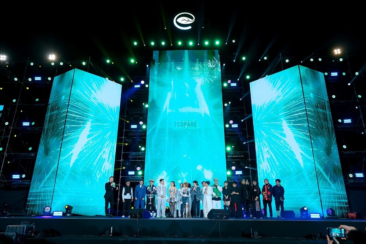 Dàn nghệ sĩ gửi lời chúc mừng năm mới tới cư dân Ecopark và khách tham gia sự kiện.