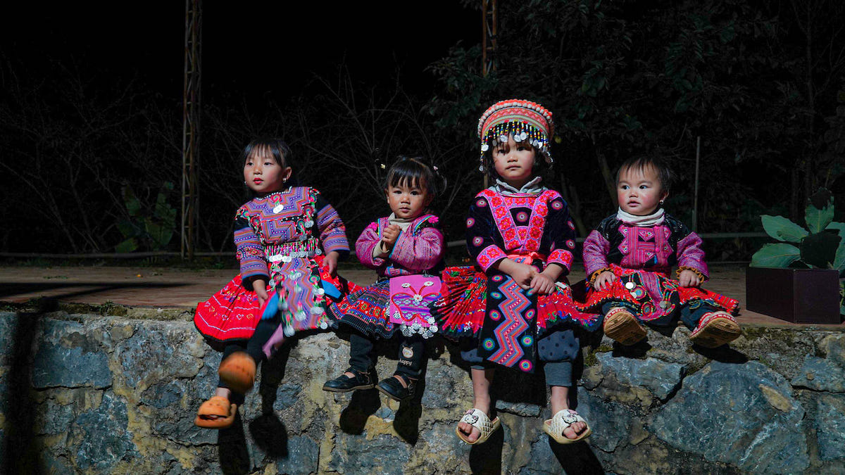 Xuân về trên đôi má ửng hồng của các em bé người Mông.