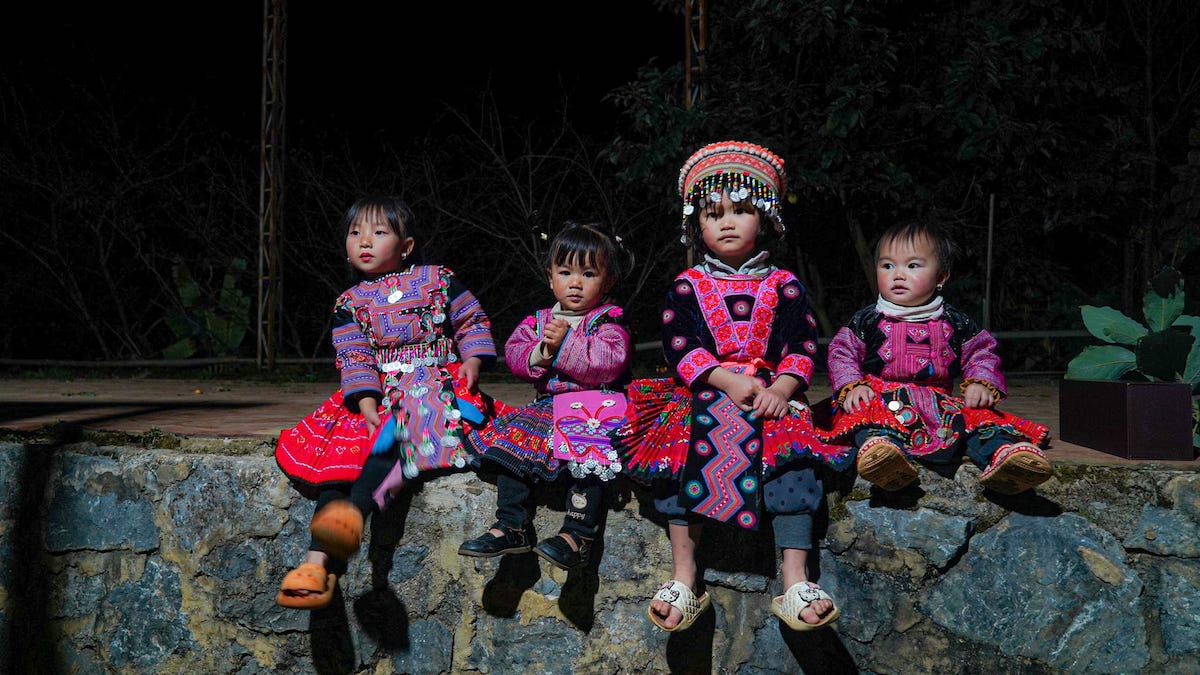 Xuân về trên đôi má ửng hồng của các em bé người Mông.