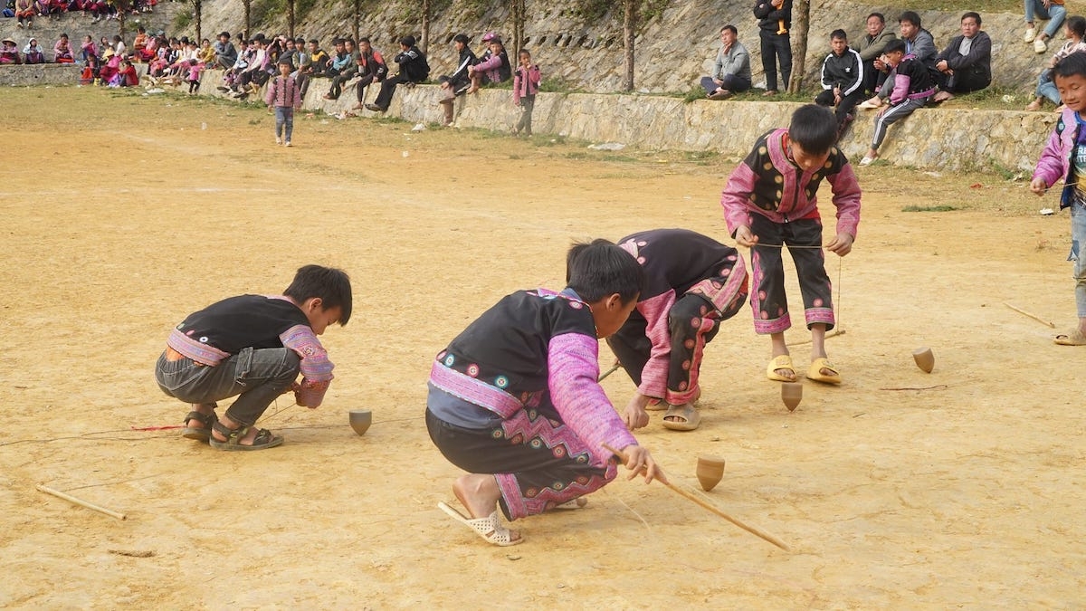 Người Mông thường nói vui: “Đã là con trai người Mông thì ai cũng biết đánh Tù Lu”. Bởi lẽ từ khi còn nhỏ, các bé trai người Mông đã được đi theo anh, theo cha chơi môn thể thao này và cũng được anh, được cha đẽo cho một con quay nhỏ.
