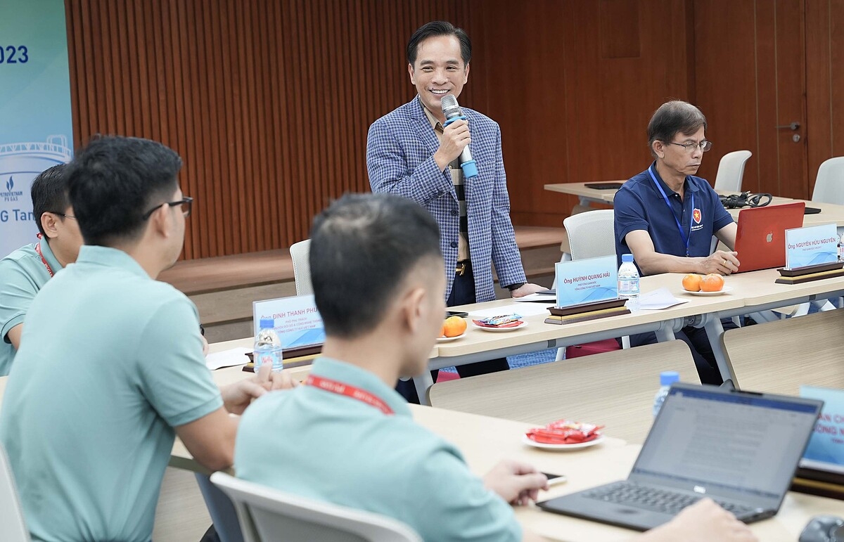 Ông Huỳnh Quang Hải – Phó Tổng Giám đốc PV GAS chỉ đạo Hội nghị.