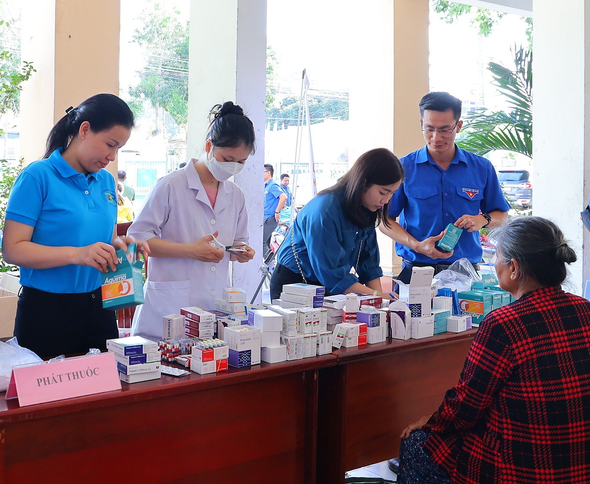 Khám chữa bệnh và phát thuốc miễn phí cho người dân nhân dịp năm mới 202