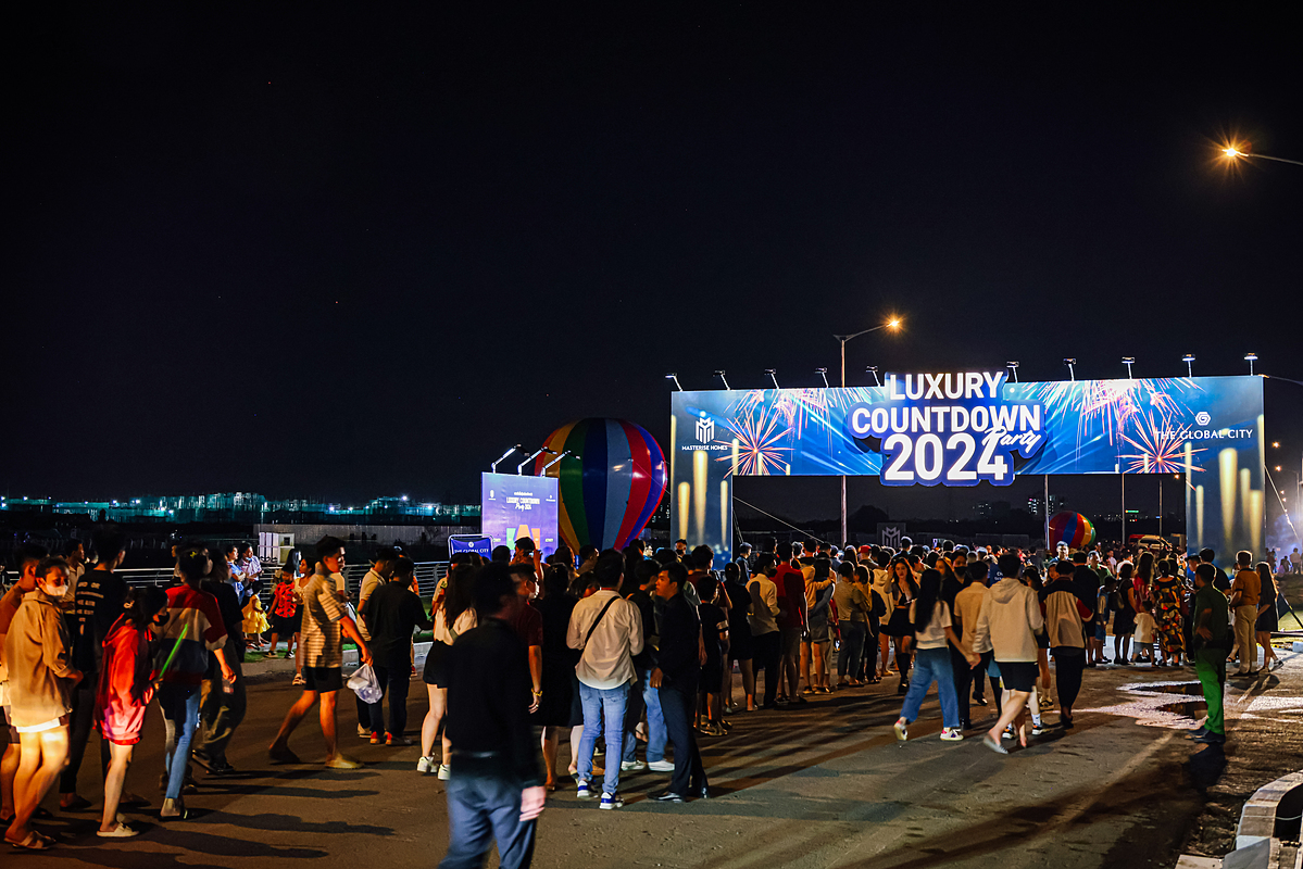 Nhiều khách hàng háo hức check-in vào khu vực sự kiện để tận hưởng đêm nhạc.