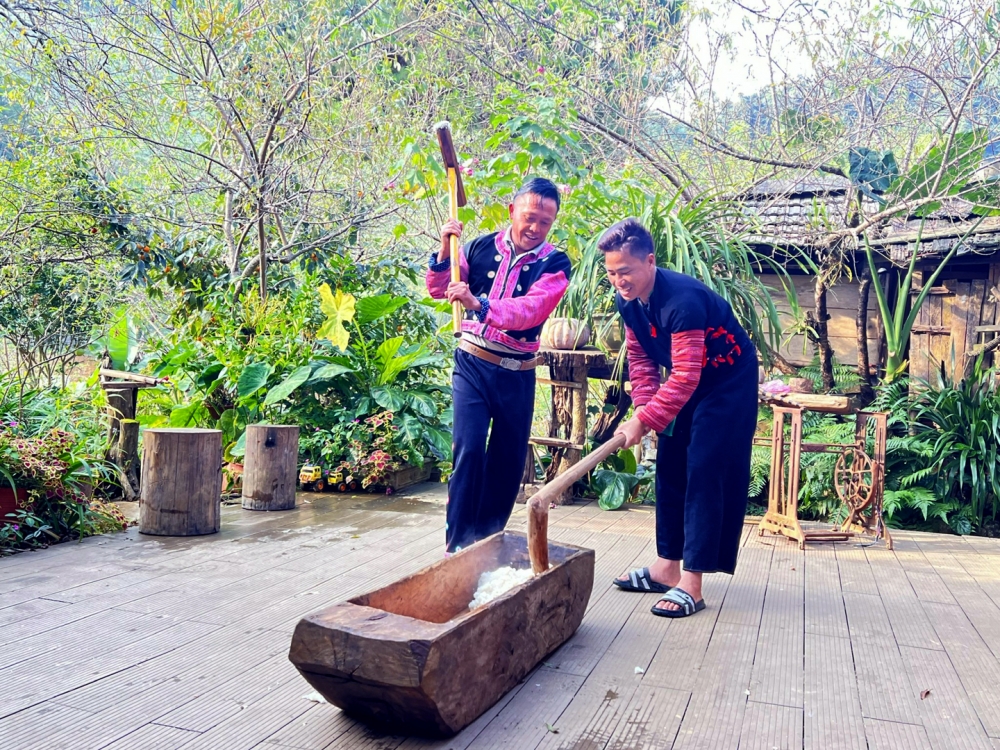 Những thanh niên trai tráng khoẻ mạnh nhất sẽ đảm nhiệm việc giã xôi để làm bánh dày trong dịp Tết.