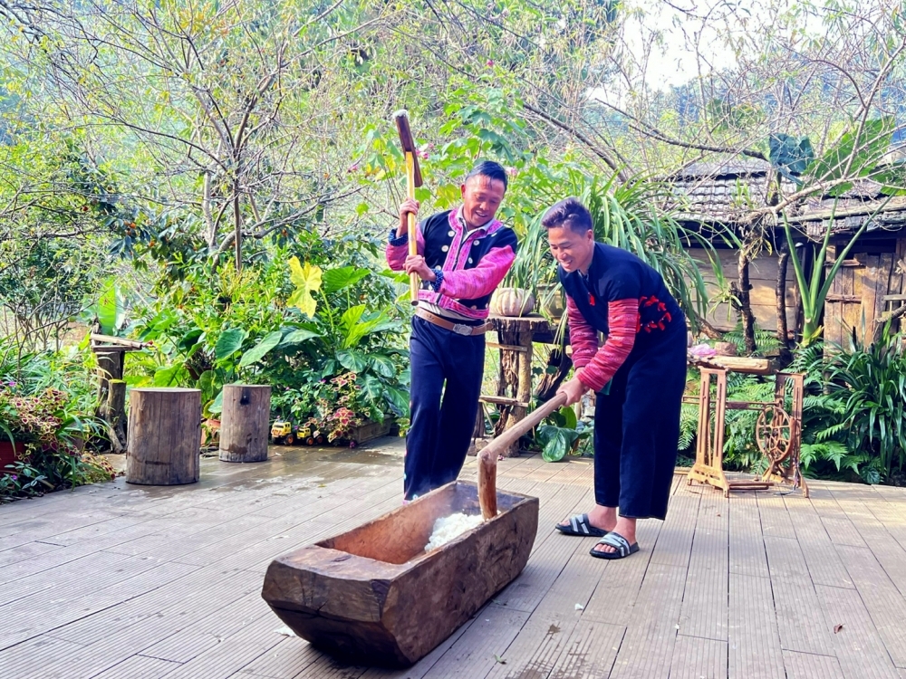 Những thanh niên trai tráng khoẻ mạnh nhất sẽ đảm nhiệm việc giã xôi để làm bánh dày trong dịp Tết.