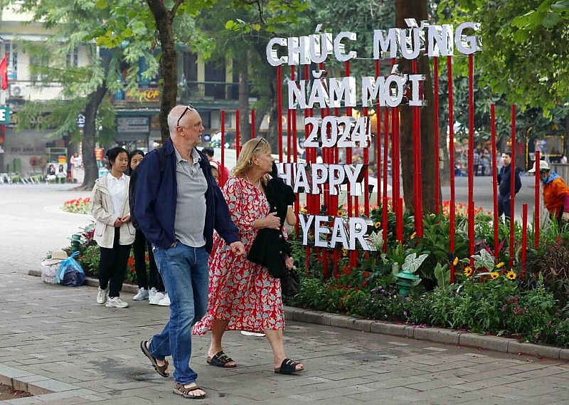 Khách du lịch quốc tế đến Hà Nội dịp Tết Dương lịch 2024 ước đạt 72 nghìn lượt khách, tăng 2,1 lần.