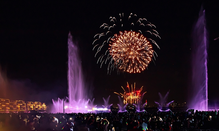 Màn trình diễn pháo hoa kết hợp nhạc nước tại trung tâm mới thu hút hơn 50.000 người
