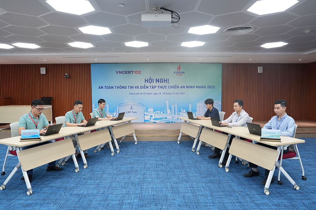 Hai đội Red Team và Blue Team là các cán bộ phụ trách CNTT PV GAS và VNCERT/CC tham dự diễn tập.