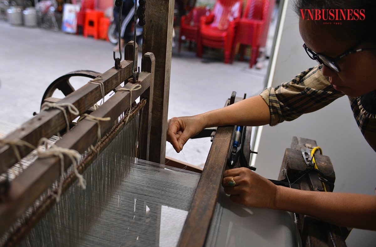 Nghề ươm tơ dệt lụa gắn liền với người dân làng Cổ Chất từ bao đời nay.