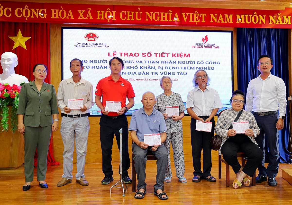 PV GAS/KVT tại lễ Trao 11 sổ tiết kiệm.