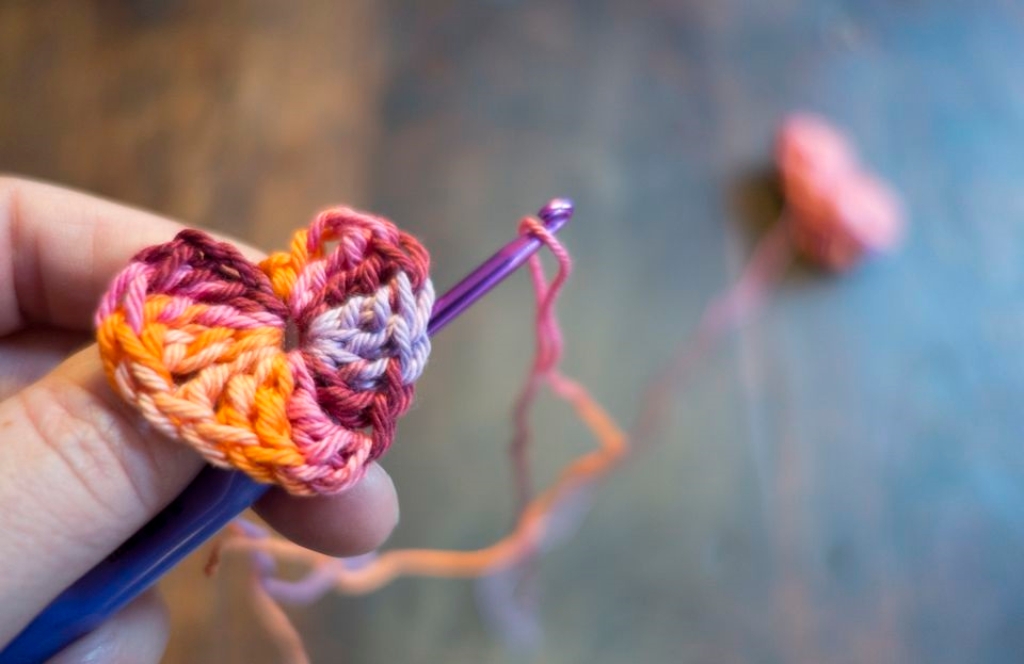 Những sợi len được tạo hình và pha màu bởi những đôi bàn tay khéo léo không chỉ thành những sản phẩm nghệ thuật mà còn mang lại giá trị kinh tế.