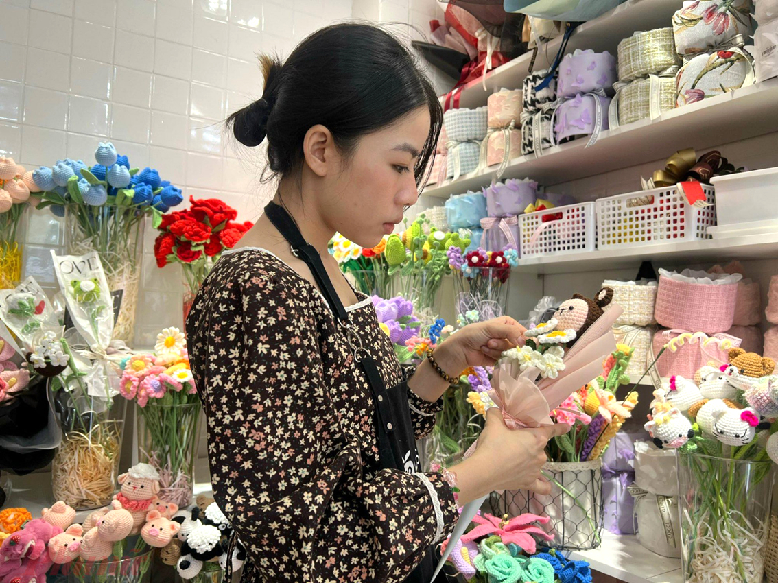 Hoa, thú bằng len móc được nhiều người ưa chuộng trong năm nay cũng mở ra cơ hội cho HTX Vươn Lên.