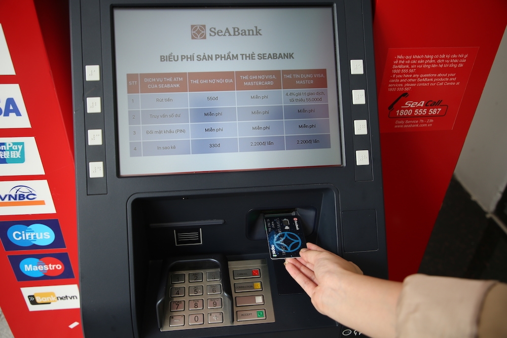 Tính đến cuối năm 2023, giao dịch qua ATM có xu hướng tiếp tục suy giảm, đạt khoảng 900 giao dịch, giá trị khoảng 2,6 triệu tỷ đồng, so với năm 2022 giảm 8,84% về số lượng và hơn 9% về giá trị.
