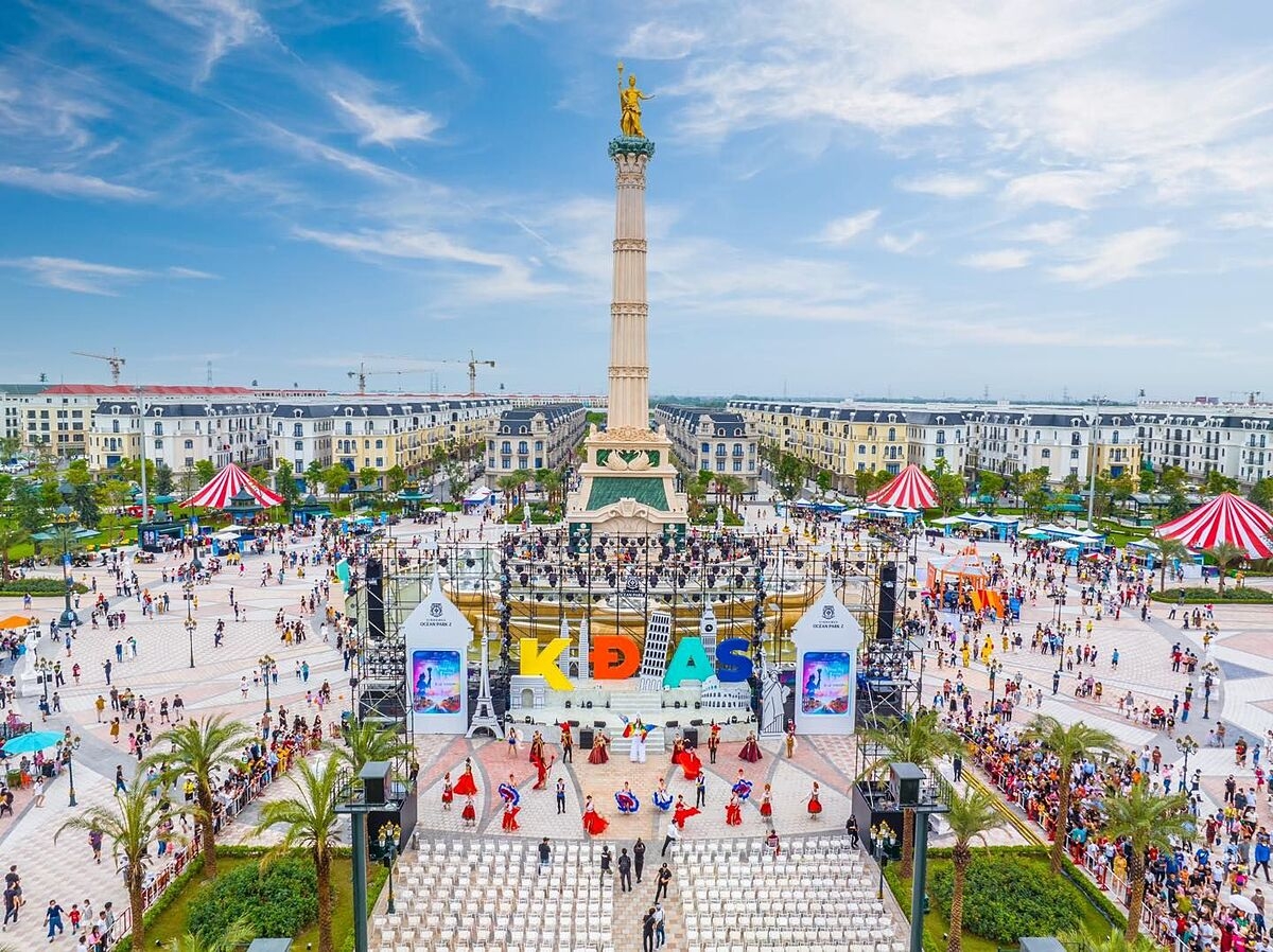 Quảng trường Kinh đô Ánh Sáng, phố đi bộ Vinhomes Ocean Park 2 và Grand World Hà Nội đã và đang là nơi thu hút hàng trăm ngàn lượt khách vào mùa lễ hội.