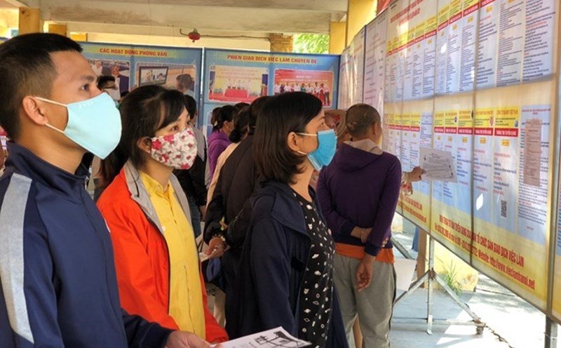 Nhiều người chấp nhận hy sinh kỳ nghỉ Tết âm lịch để ở lại làm việc, kiếm thêm thu nhập.