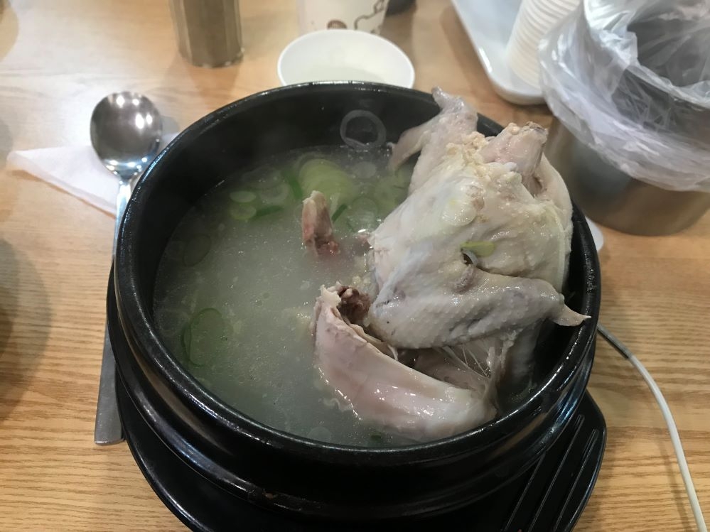 Món gà hầm sâm ở Nhà hàng Michelin.